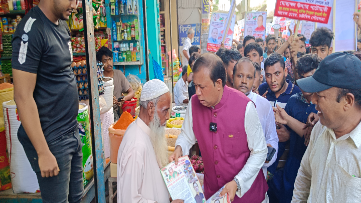 চাটখিলে নৌকা মার্কায় ভোট চেয়ে জাহাঙ্গীর আলমের লিফলেট বিতরণ  